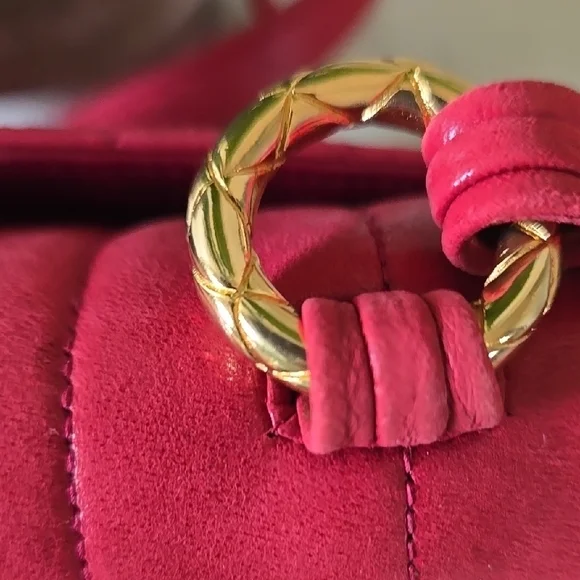 CHANEL Suede Red Shoulder Bag with Gold Hardware and Quilted Design - Picture 7 of 17